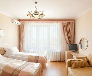 Гостиница Бонжур Сукко Стандартный номер без балкона  с 1 одной и 2 отдельными кроватями-2